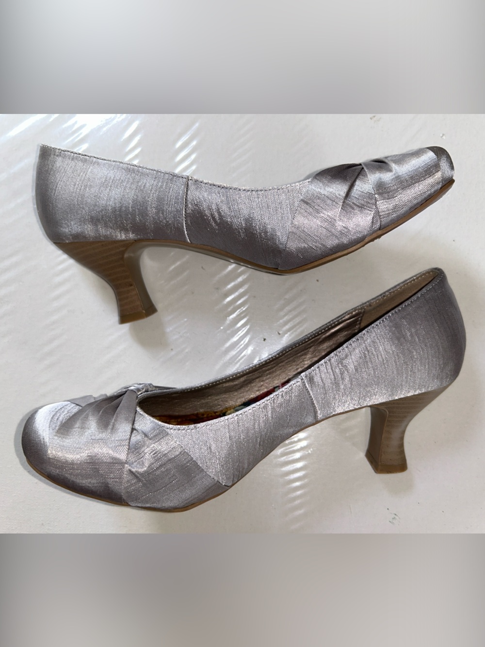 NWOB Jellypop Silver Satin Kitten Heel Pumps with Floral Insole